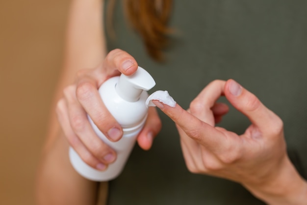 Jonge vrouw die een container room tegen de vinger drukt