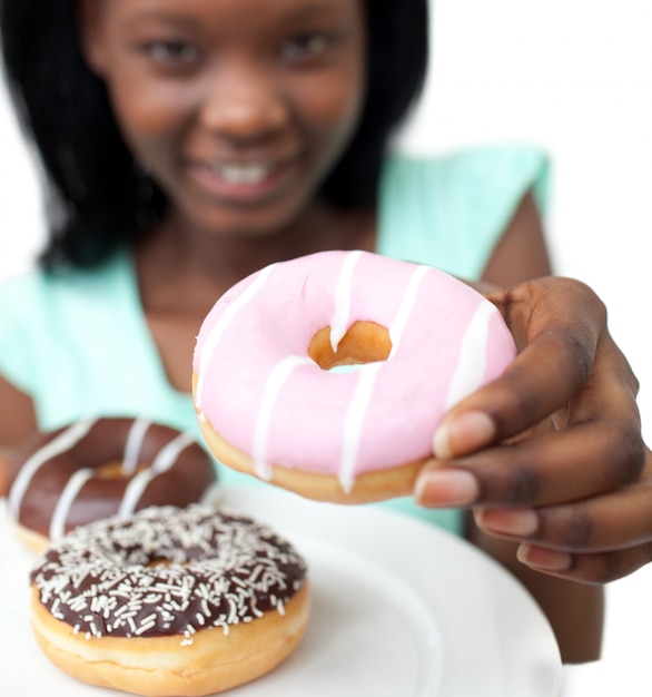 Jonge vrouw die een doughnut houdt