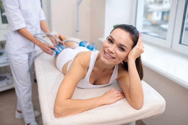 Jonge vrouw die een echografie-massagetherapie krijgt