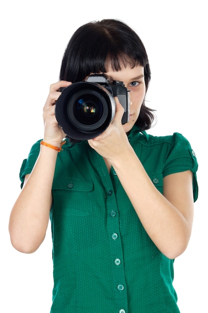 Jonge vrouw die een fotocamera a over witte achtergrond houdt