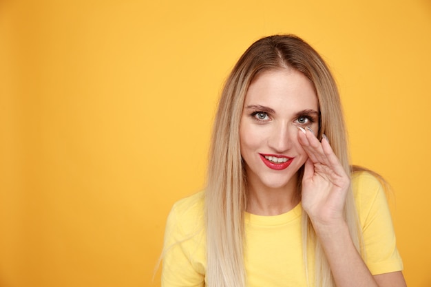 Jonge vrouw die een geïsoleerd geheim spreekt