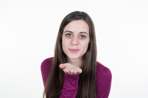 Jonge vrouw die een geïsoleerde kus verzendt