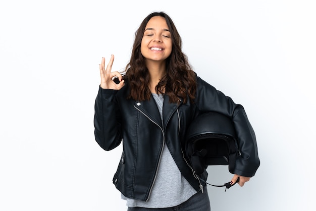 Jonge vrouw die een geïsoleerde motorhelm houdt