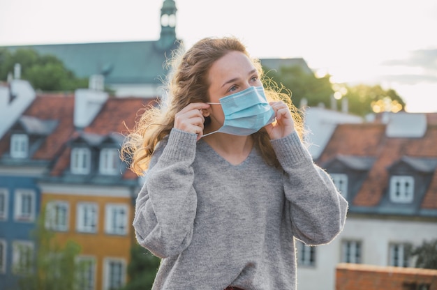 Jonge vrouw die een gezichtsmasker zet