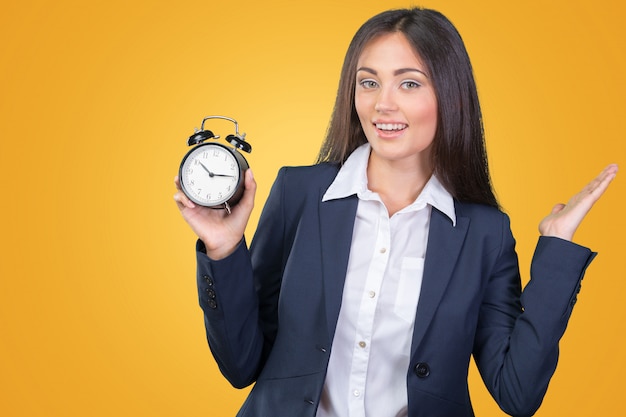 Jonge vrouw die een klok houdt. time management concept.