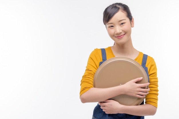 Jonge vrouw die een leeg dienblad houdt