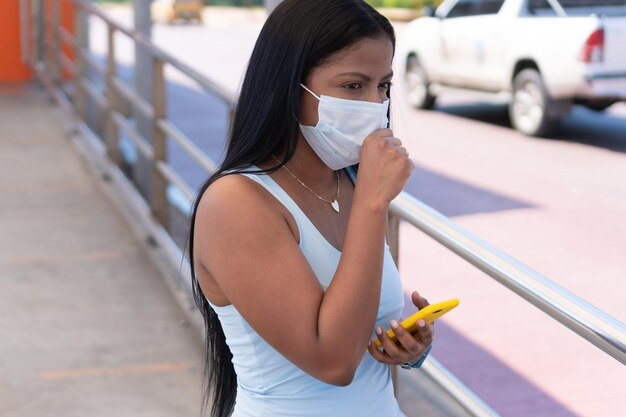 Jonge vrouw die een masker draagt en zich ziek voelt in het openbaar vervoer