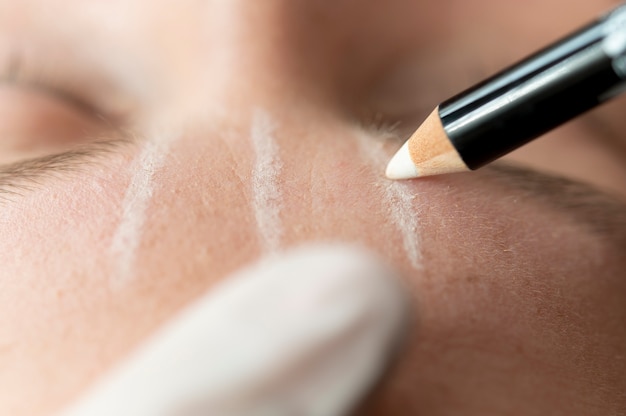 Jonge vrouw die een microblading-procedure ondergaat