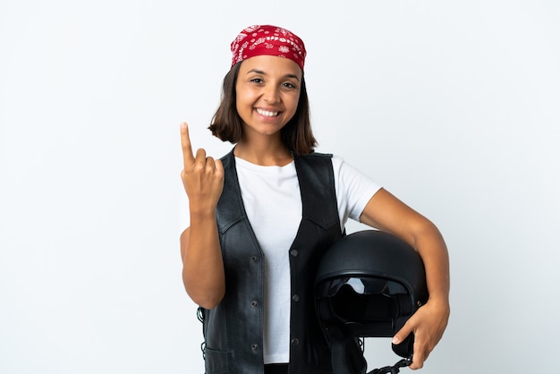 Jonge vrouw die een motorhelm houdt die op wit wordt geïsoleerd dat komend gebaar doet