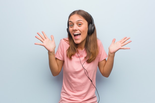 Jonge vrouw die een overwinning viert