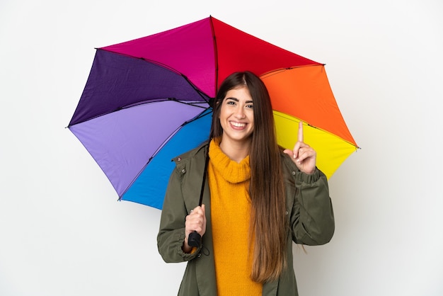 Jonge vrouw die een paraplu houdt die op witte achtergrond wordt geïsoleerd die een geweldig idee benadrukt