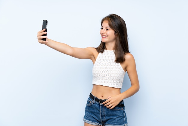 Jonge vrouw die een selfie maakt