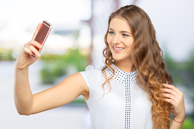 Jonge vrouw die een selfie maakt