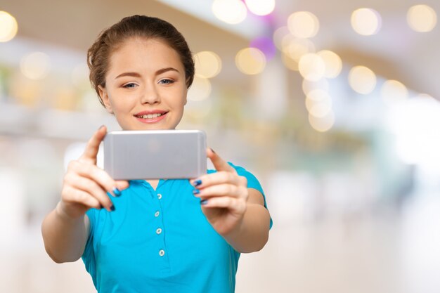 Jonge vrouw die een selfie maakt