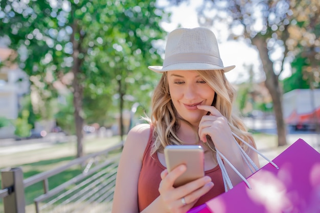 Jonge vrouw die een sms-bericht leest