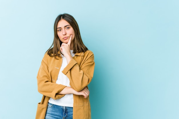 Jonge vrouw die, een strategie overweegt