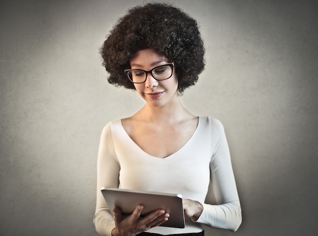 Jonge vrouw die een tablet gebruikt