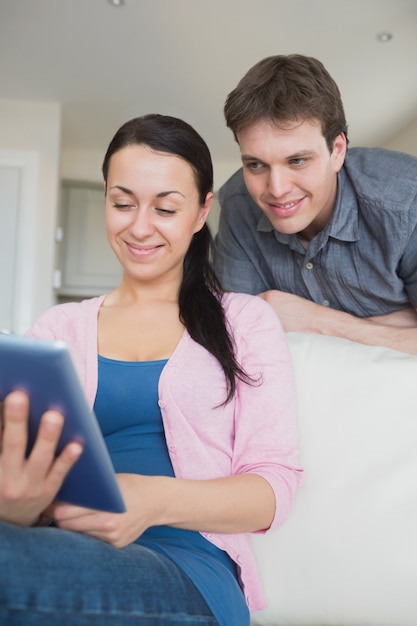 Jonge vrouw die een tabletcomputer met behulp van