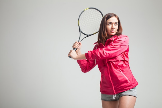 Jonge vrouw die een tennisracket houdt