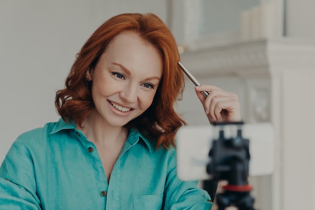 Jonge vrouw die een video op smartphone opneemt