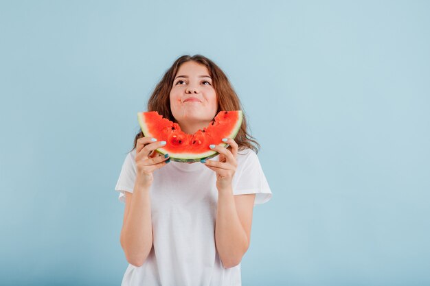 Jonge vrouw die een watermeloenplak eet