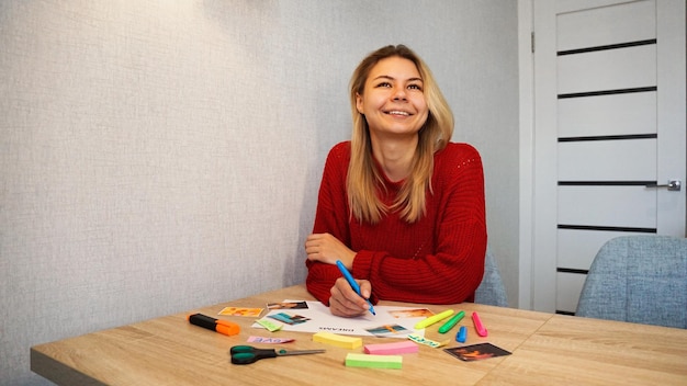 Jonge vrouw die Feng Shui-wenskaart maakt Visualisatie van dromen