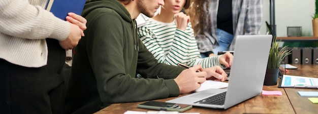 Jonge vrouw die financiële gegevens analyseert in een coworking-centrum