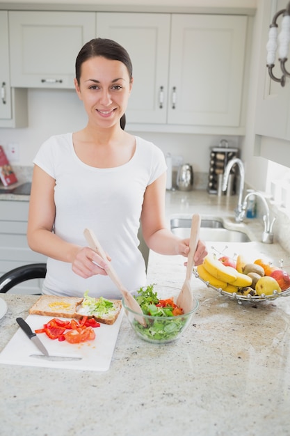 Jonge vrouw die gezonde lunch maakt