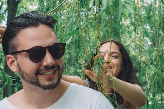 Foto jonge vrouw die glimlacht.