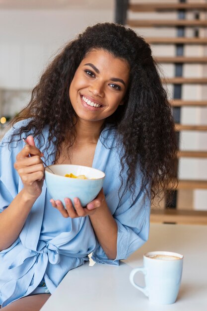 Jonge vrouw die granen eet