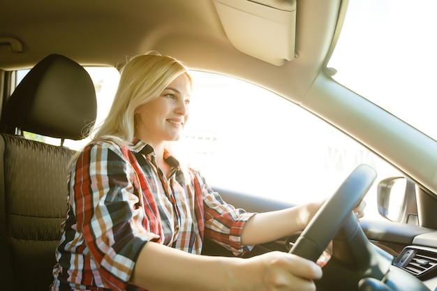 Jonge vrouw die haar auto drijft