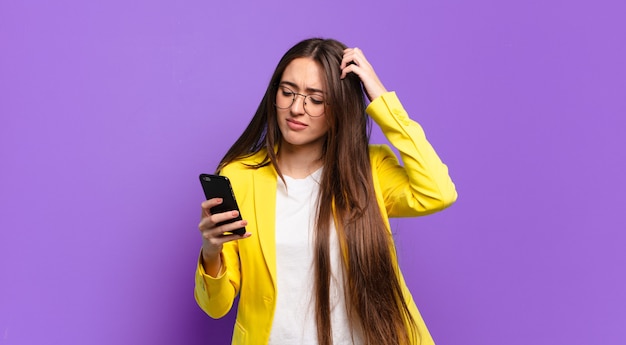 Jonge vrouw die haar celscherm toont