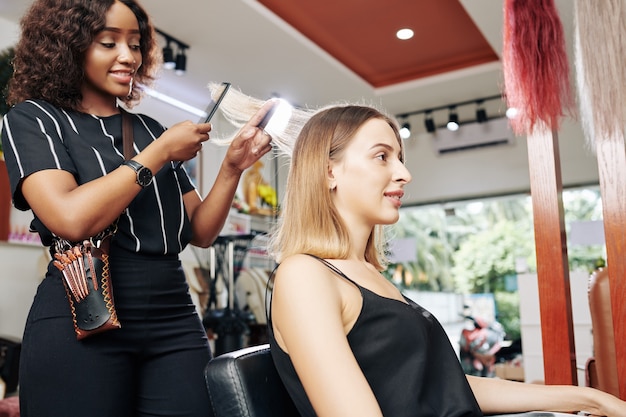 Jonge vrouw die haar gedaan heeft