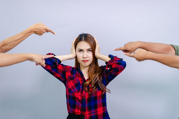 Foto jonge vrouw die haar oren bedekt