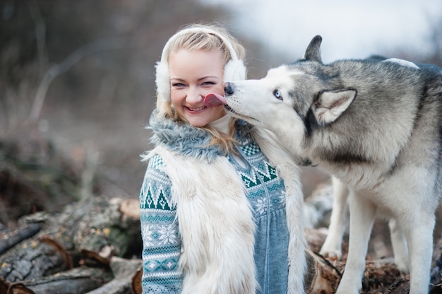 Jonge vrouw die haar schor hond koestert