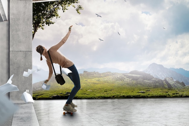 Jonge vrouw die haar skateboard berijdt. Gemengde media