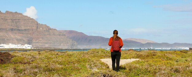 Jonge vrouw die het eiland lanzarote, canarische eilanden verkent