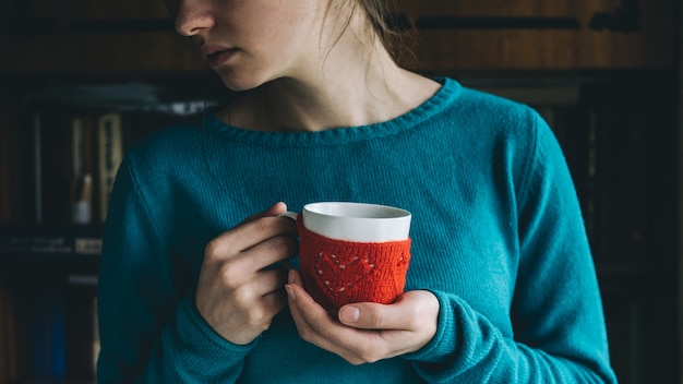 Jonge vrouw die hete koffie drinkt