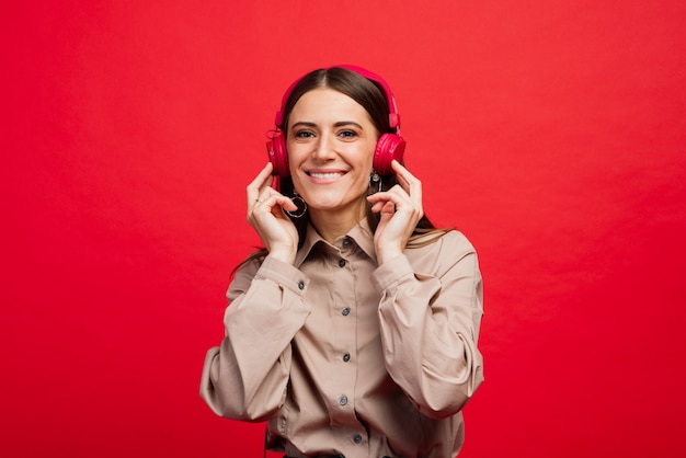 Jonge vrouw die hoofdtelefoons draagt