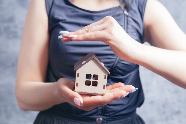 Jonge vrouw die huis beschermt