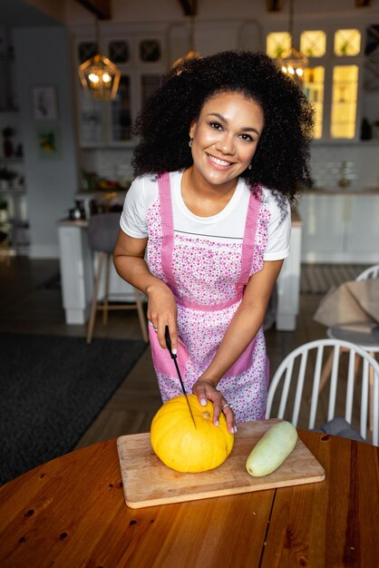 jonge vrouw die in de keuken kookt