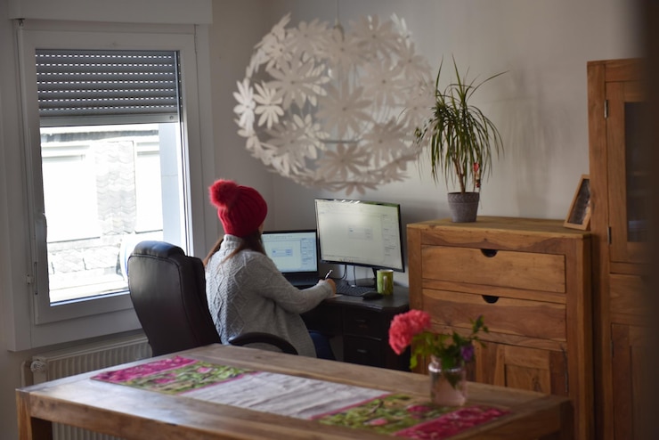 Foto jonge vrouw die in de winter thuis werkt