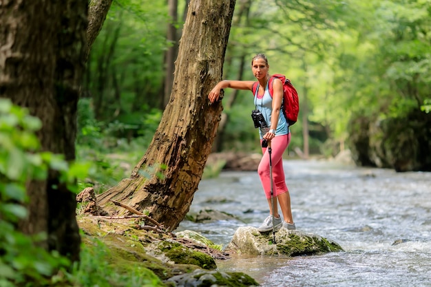 Jonge vrouw die in het bos wandelt