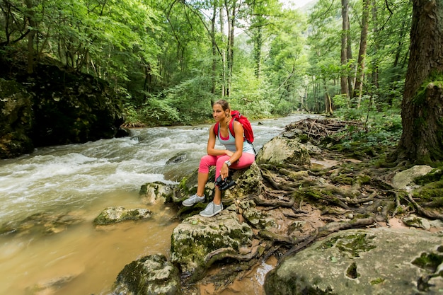 Jonge vrouw die in het bos wandelt