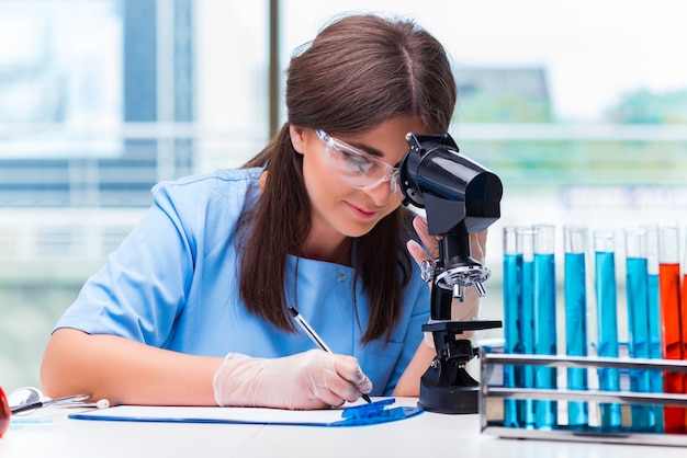 Jonge vrouw die in het laboratorium werkt