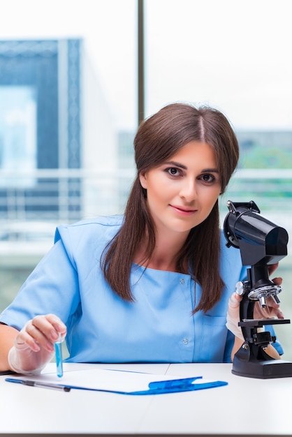 Jonge vrouw die in het laboratorium werkt