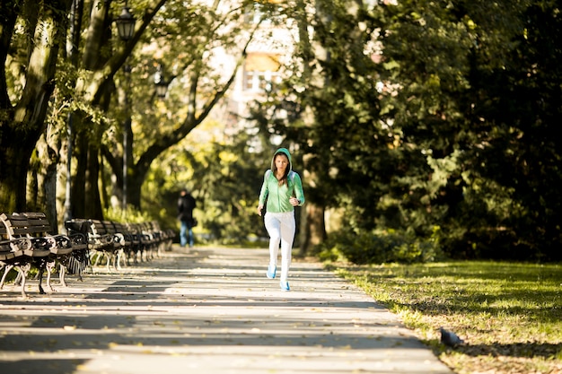 Jonge vrouw die in het park loopt