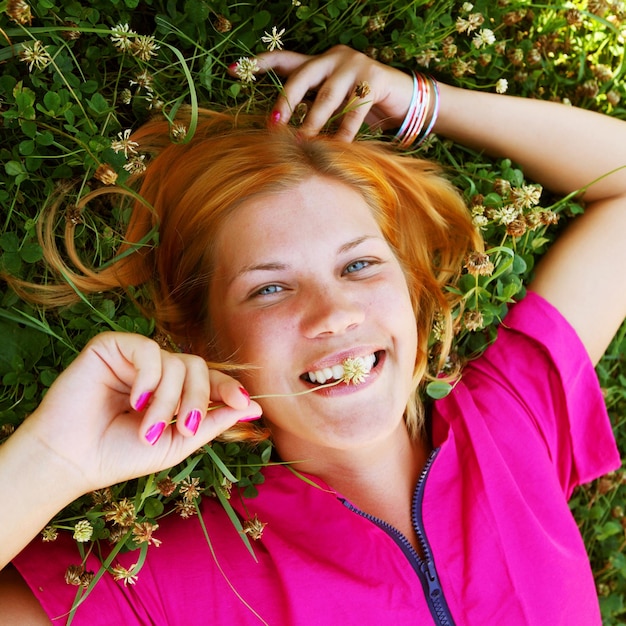 Foto jonge vrouw die in het park rust