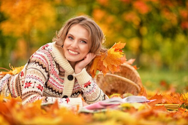 Jonge vrouw die in park rust