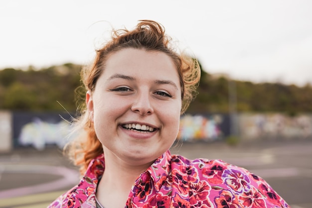 Jonge vrouw die lacht op camera